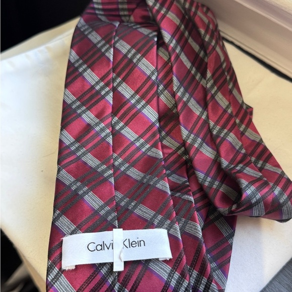 ✨HOST PICK✨ Vintage Calvin Klein Red, Grey, Black Striped Tie or Purse Tie ✨ 🎉 - Picture 9 of 16